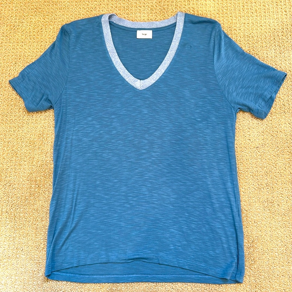 An’ge v neck Tee shirt with metallic collar- size small